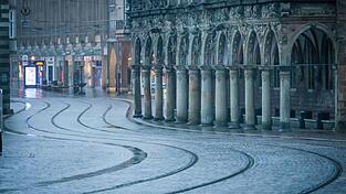 Keine Straßenbahn weit und breit - am Morgen vor dem Bremer Rathaus. Keine Straßenbahn weit und breit - am Morgen vor dem Bremer Rathaus.