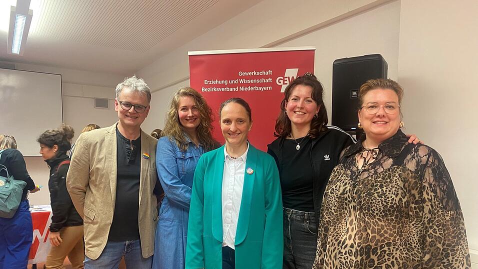 Markus Weinberger (GEW-Landesvorstand), Ruth Reinhardt (GEW-Kreisvorsitzende Landshut), Dr. Margit Kollmer (Haus&auml;rztin, Doctors for Choice), Julia Jenkner (Sozialp&auml;dagogin, Sexualberaterin) und die stellvertretende GEW-Kreisvorsitzende Veronika Lackerbauer. Diskussionsteilnehmerin Len Schmid wollte aus pers&ouml;nlichen Gr&uuml;nden nicht fotografiert oder gefilmt werden.