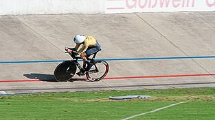 Manuel Korber radelt auf Hochtouren auf der Rennbahn. Manuel Korber radelt auf Hochtouren auf der Rennbahn.