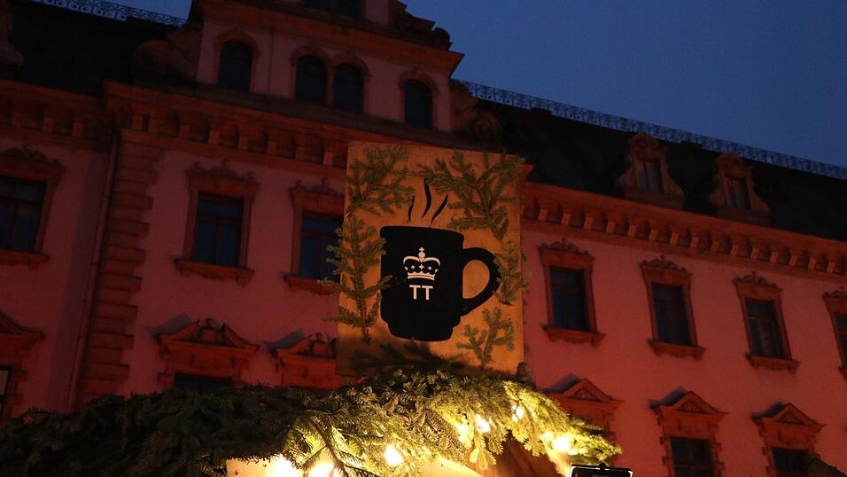 Der Weihnachtsmarkt auf Schloss Sankt Emmeram in Regensburg wurde am Freitag feierlich er&ouml;ffnet.