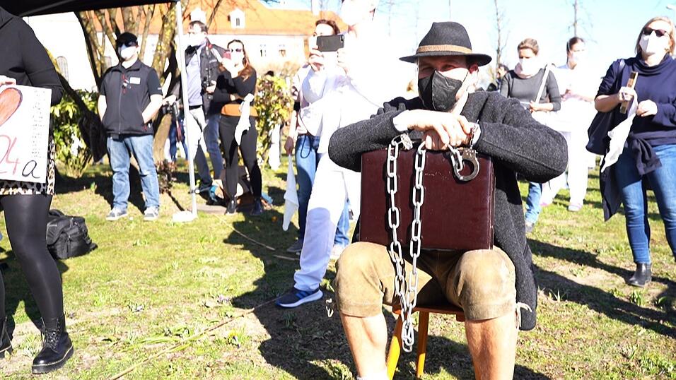 Der symbolische Koffer voll Geld.