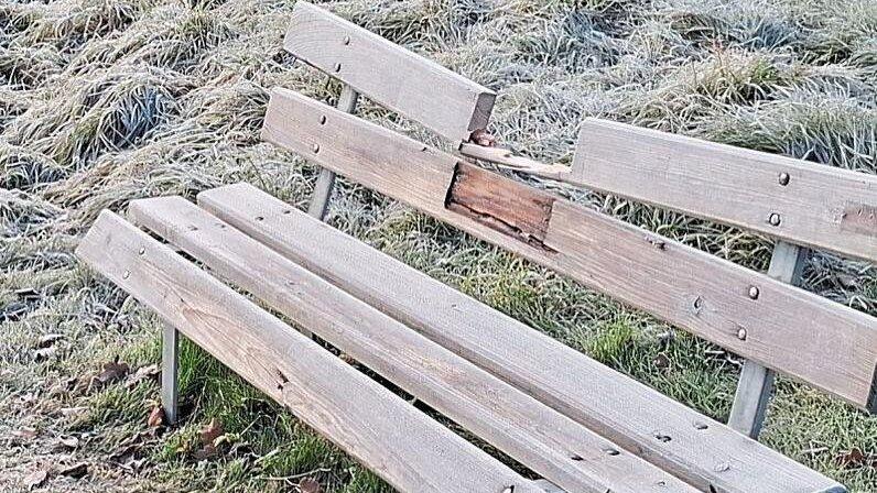 Mit Gewalt wurde das Tradinno-Schild aus der Bank geschnitten bzw. gerissen.