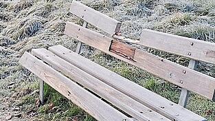 Mit Gewalt wurde das Tradinno-Schild aus der Bank geschnitten bzw. gerissen.