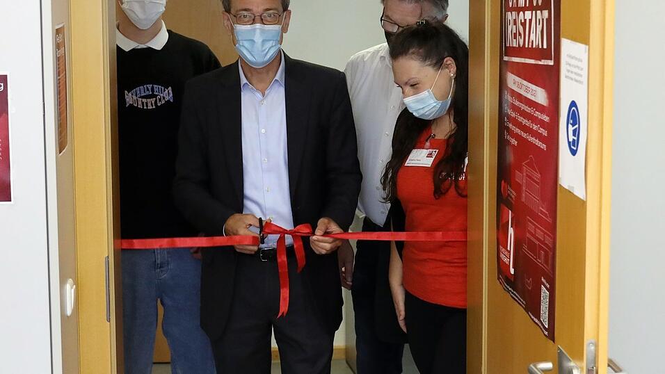 André Aigner (von links), Prof. Dr. Fritz Pörnbacher, Dr. Alfons Hämmerl und Cristina Petre betraten den neuen '(Re)Start-Room' als erste.