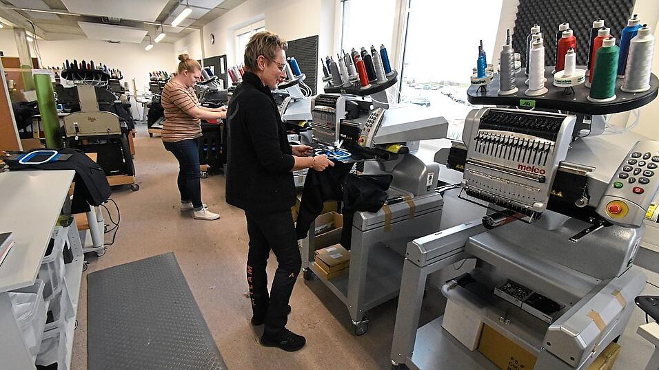 Die neue Stickerei: 1700 Textilien durchlaufen durchschnittlich pro Tag die Produktion. Die neue Stickerei: 1700 Textilien durchlaufen durchschnittlich pro Tag die Produktion.