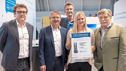 Prof. Dr. Timo Meynhardt, Stefan Höcherl, Michael Groß, Magdalena Bindl und Dr. h.c. Fritz Schramma (von links) bei der Preisverleihung bei der Messe Interbad in Stuttgart.