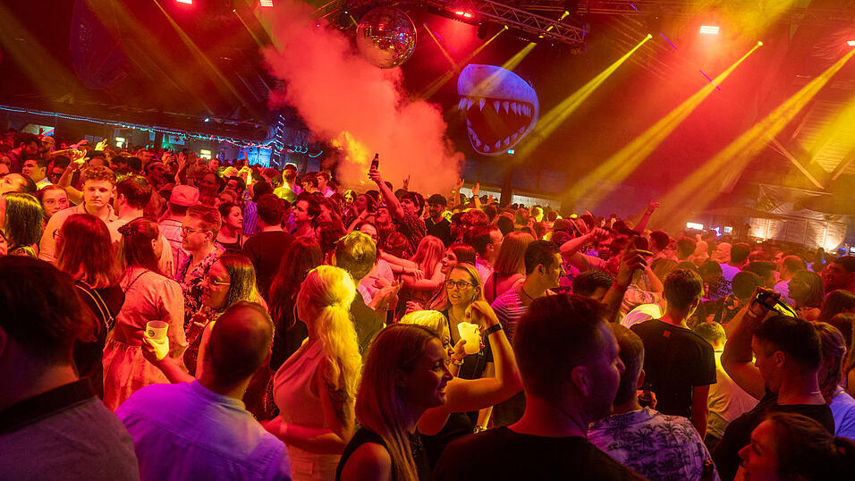 Die besten Bilder vom Samstag zeigen Tanzen und jede Menge Spaß. Die besten Bilder vom Samstag zeigen Tanzen und jede Menge Spaß.