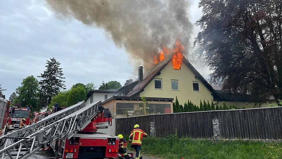 In Windeseile fraßen sich die Flammen durch das Gebäude.