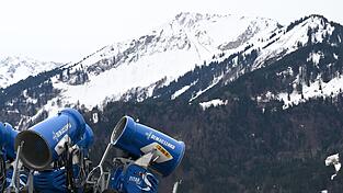 Ohne Schneekanonen ist die Skisaison in Bayern vielerorts nur noch in hohen Höhen denkbar. (Archivbild)