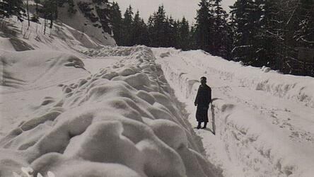 Schneemassen machten die Strecke auf der Scheibe vor Jahrzehnten unpassierbar. Sie freizulegen, war eine Plackerei.