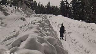 Schneemassen machten die Strecke auf der Scheibe vor Jahrzehnten unpassierbar. Sie freizulegen, war eine Plackerei.
