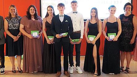 Die Sch&uuml;ler mit der &bdquo;1&ldquo; vor dem Komma wurden ausgezeichnet.