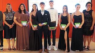 Die Sch&uuml;ler mit der &bdquo;1&ldquo; vor dem Komma wurden ausgezeichnet.
