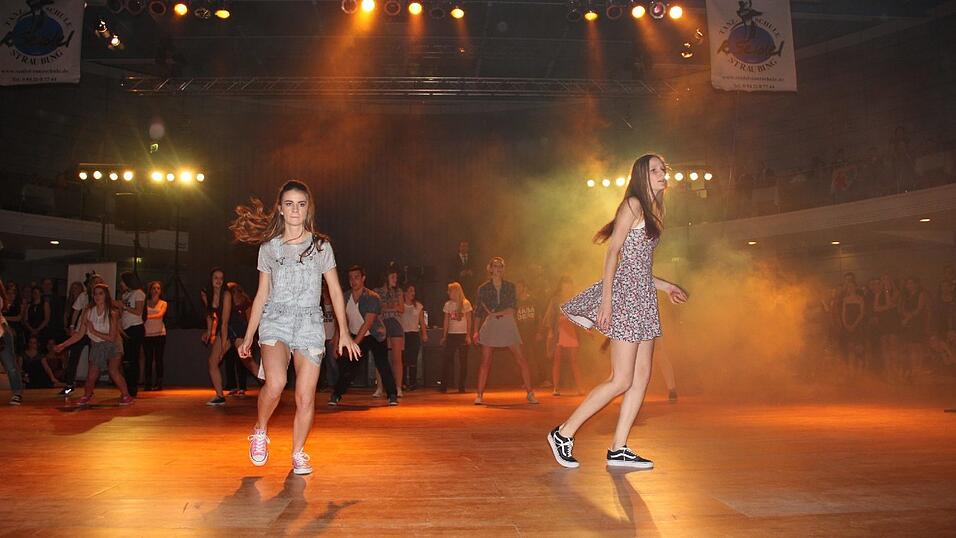 Die Bilder vom Abschlussball der Tanzschule Seidel in der Fraunhofer-Halle am 28. November. Die Bilder vom Abschlussball der Tanzschule Seidel in der Fraunhofer-Halle am 28. November.