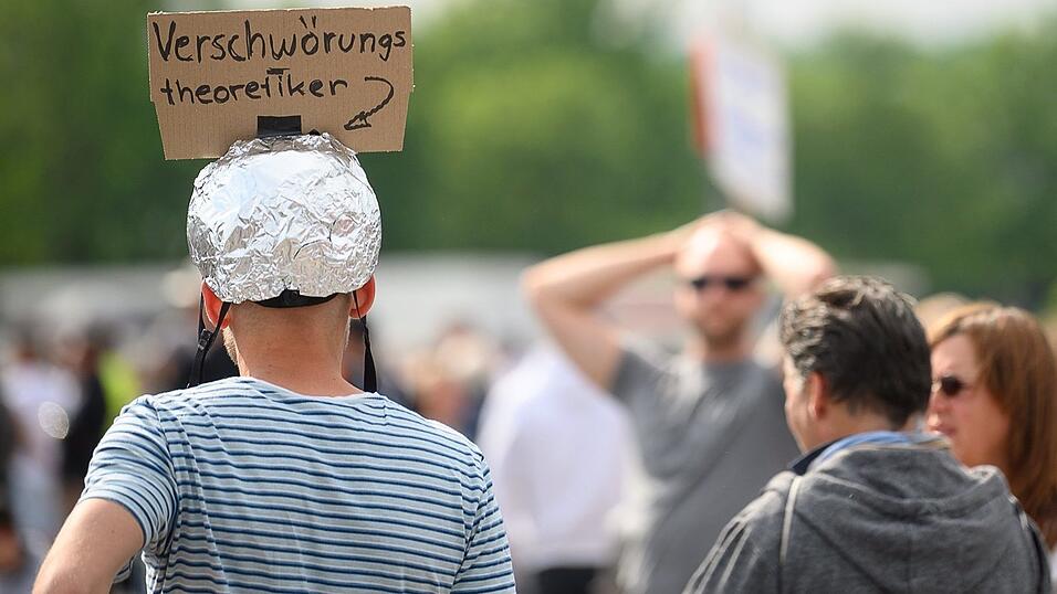 Ein Mann mit Aluhut bei einer Demonstration gegen die Corona-Beschränkungen. Kritiker befürchten, dass Verschwörungstheoretiker und Rechtspopulisten die Proteste vereinnahmen. Ein Mann mit Aluhut bei einer Demonstration gegen die Corona-Beschränkungen. Kritiker befürchten, dass Verschwörungstheoretiker und Rechtspopulisten die Proteste vereinnahmen.