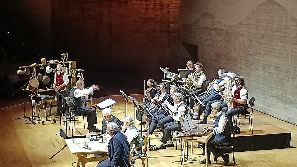 Musiker und Sprecher auf der Bühne im Audimax. Musiker und Sprecher auf der Bühne im Audimax.