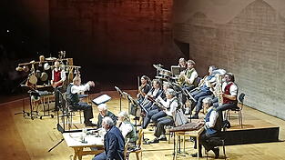 Musiker und Sprecher auf der Bühne im Audimax. Musiker und Sprecher auf der Bühne im Audimax.