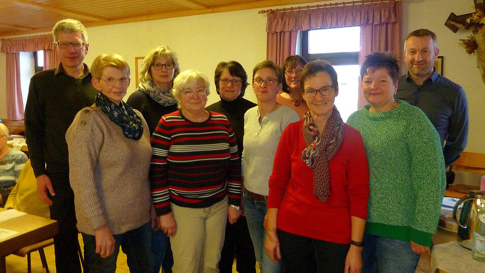 Gr&uuml;ndungsversammlung der 'Frauengemeinschaft St. Wolfgang' (v. li.): Pfarrer Johann Wutz, Andrea Lohberger, Andrea May, Johanna Schreiner, Karin Lohberger, Nadine Kainz, Regina Pfeffer, Maria Reiner, Anja Greil und B&uuml;rgermeister Gerhard M&uuml;hlbauer.