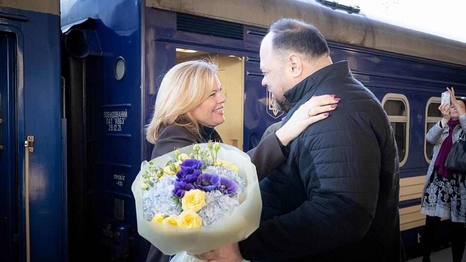 Klöckner wurde vom ukrainischen Parlamentspräsidenten Ruslan Stefantschuk am Bahnsteig in Kiew empfangen. Klöckner wurde vom ukrainischen Parlamentspräsidenten Ruslan Stefantschuk am Bahnsteig in Kiew empfangen.