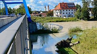 Die Isar überflutete am Dienstag die Wiese unter der Vorlandbrücke.