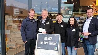 Markus, Andreas und Hildegard Aschenbrenner überreichten 2.000 Euro an BRK-Bereitschaftsleiter Norbert Winkler (l.). Glückwünsche gab es von Bürgermeister Paul Roßberger zum 30-jährigen Geschäftsjubiläum. Markus, Andreas und Hildegard Aschenbrenner überreichten 2.000 Euro an BRK-Bereitschaftsleiter Norbert Winkler (l.). Glückwünsche gab es von Bürgermeister Paul Roßberger zum 30-jährigen Geschäftsjubiläum.