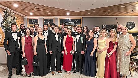 Neben den gut zwei duzend K&ouml;tztinger Burschen war auch das Pfingstbrautpaar von 2025 mit dem Pfingstbr&auml;utigam und BWV-Vorsitzenden Nicklas Neubauer und seiner Pfingstbraut Anna-Maria Pielmeier samt den Begleitern Thomas Fischer und Alexander Achatz inklusive der Familien vertreten