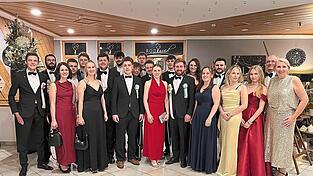 Neben den gut zwei duzend K&ouml;tztinger Burschen war auch das Pfingstbrautpaar von 2025 mit dem Pfingstbr&auml;utigam und BWV-Vorsitzenden Nicklas Neubauer und seiner Pfingstbraut Anna-Maria Pielmeier samt den Begleitern Thomas Fischer und Alexander Achatz inklusive der Familien vertreten