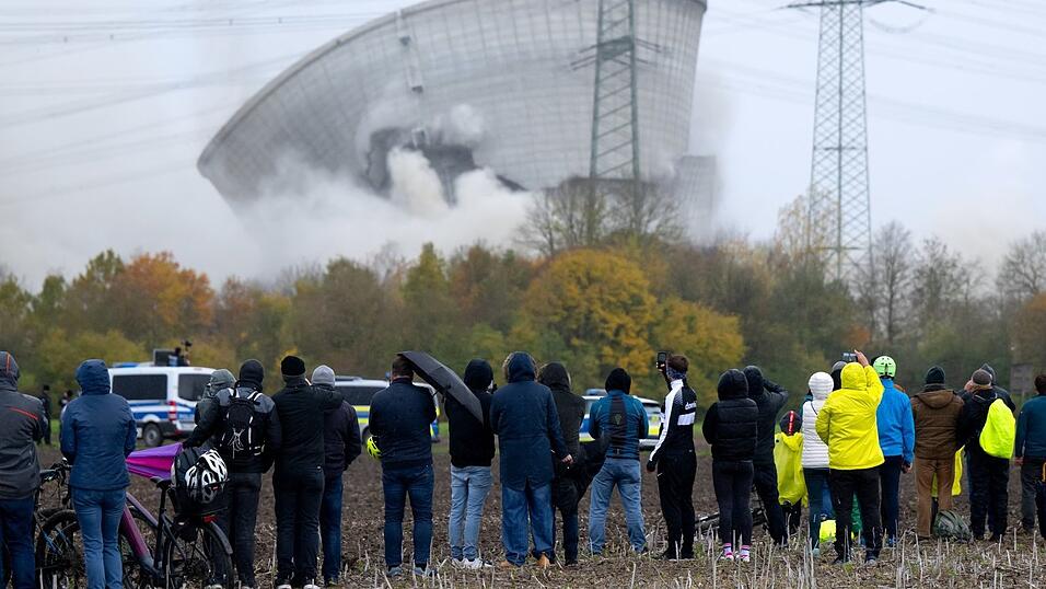 Der zweite K&uuml;hlturm, rund 160 Meter hoch, des vor knapp vier Jahren stillgelegten Kernkraftwerkes Gundremmingen st&uuml;rzt im vergangenen Oktober nach der Sprengung zusammen.