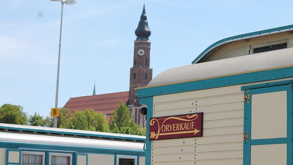 Bis zum 17. Mai gastiert der Circus Krone in Straubing. Wir haben uns angeschaut, wie es hinter den Kulissen aussieht. Bis zum 17. Mai gastiert der Circus Krone in Straubing. Wir haben uns angeschaut, wie es hinter den Kulissen aussieht.