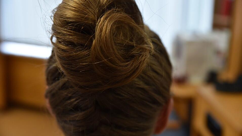 Mit dieser edlen Frisur sind Sie ein Hingucker auf dem Gäubodenvolksfest. Frisiert von Renate Aigner, Friseurmeisterin in ihrer Frisurengalerie in Straubing. Mit dieser edlen Frisur sind Sie ein Hingucker auf dem Gäubodenvolksfest. Frisiert von Renate Aigner, Friseurmeisterin in ihrer Frisurengalerie in Straubing.