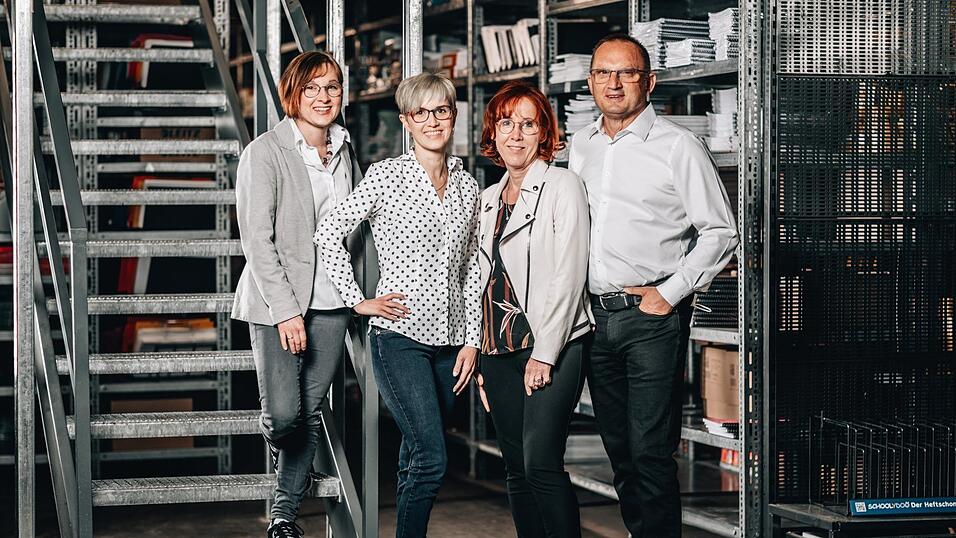 Bis 2021 f&uuml;hrten Franz und Johanna Birnbeck (v.r.) das Unternehmen. Die Gesch&auml;ftsf&uuml;hrung haben sie mittlerweile an die T&ouml;chter Lisa Kasparbauer (l.) und Eva M&uuml;hlbauer &uuml;bergeben wurde.