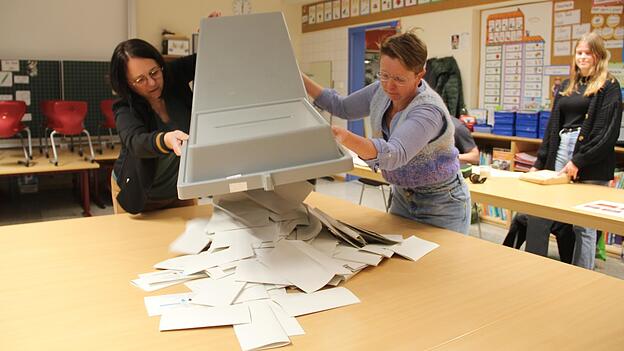 Wahlleiterin Gerlinde Radspieler (l.) und Wahlhelferin Sandra Taeschner leeren die Wahlurne. Wahlleiterin Gerlinde Radspieler (l.) und Wahlhelferin Sandra Taeschner leeren die Wahlurne.