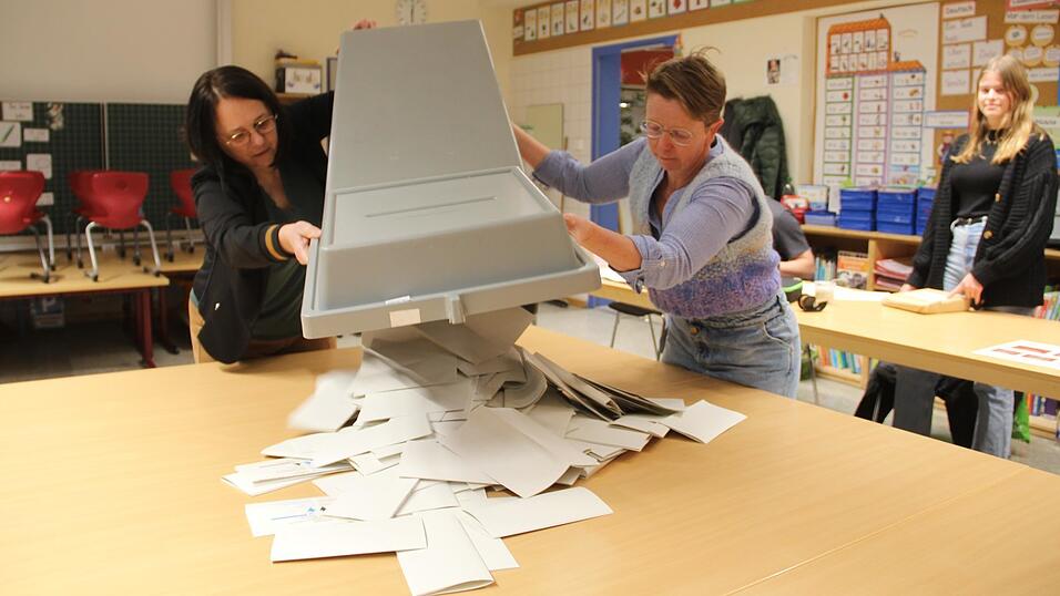 Wahlleiterin Gerlinde Radspieler (l.) und Wahlhelferin Sandra Taeschner leeren die Wahlurne.