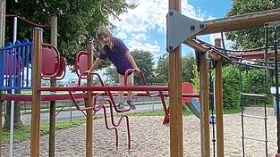 Am Freizeitgelände in Neufahrn, hinter der Schule, ist ein großer Spielplatz. Leni liebt hier das Klettern.