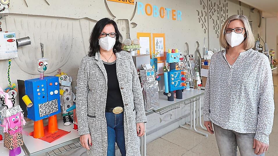 Eine Garde von selbstgebastelten Müllrobotern, an denen die Schüler der Grundschule St. Wolfgang im Distanzunterricht gearbeitet haben, soll sie am Montag gemeinsam mit Schulleiterin Yasmin Hajek (links) und Konrektorin Stefanie Frohnholzer wieder in der Schule empfangen. Eine Garde von selbstgebastelten Müllrobotern, an denen die Schüler der Grundschule St. Wolfgang im Distanzunterricht gearbeitet haben, soll sie am Montag gemeinsam mit Schulleiterin Yasmin Hajek (links) und Konrektorin Stefanie Frohnholzer wieder in der Schule empfangen.