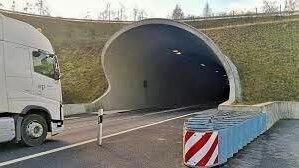 Aufgrund betriebstechnischer Arbeiten muss der Deschlberg-Tunnel der B20 in zwei Nächten gesperrt werden. Aufgrund betriebstechnischer Arbeiten muss der Deschlberg-Tunnel der B20 in zwei Nächten gesperrt werden.