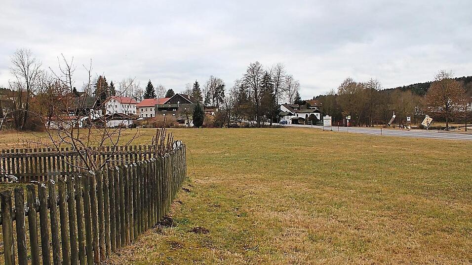Das Bild zeigt das Areal der Wagerer-Wiese an der Staatsstra&szlig;e beim Kurpark, auf dem der Edeka-Markt entstehen soll.