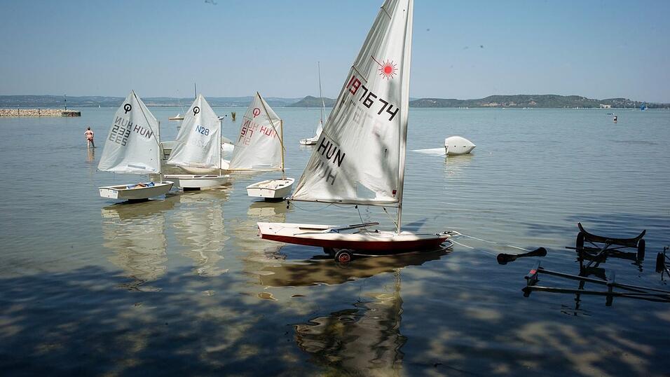 Auch am Plattensee bleiben die Segelboote unbenutzbar am Ufer stecken. Auch am Plattensee bleiben die Segelboote unbenutzbar am Ufer stecken.