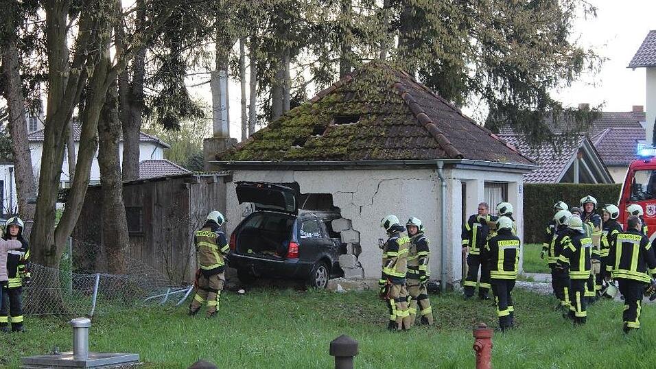 Bei einem Unfall in Passau hat ein Autofahrer am Dienstag eine Hauswand durchbrochen. Bei einem Unfall in Passau hat ein Autofahrer am Dienstag eine Hauswand durchbrochen.