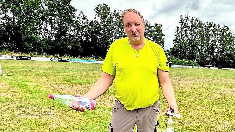 'Das geht so nicht mehr weiter!': Vorsitzender Christoph Haimerl beim nahezu t&auml;glichen M&uuml;llaufsammeln auf dem FC-Gel&auml;nde.