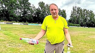 'Das geht so nicht mehr weiter!': Vorsitzender Christoph Haimerl beim nahezu t&auml;glichen M&uuml;llaufsammeln auf dem FC-Gel&auml;nde.