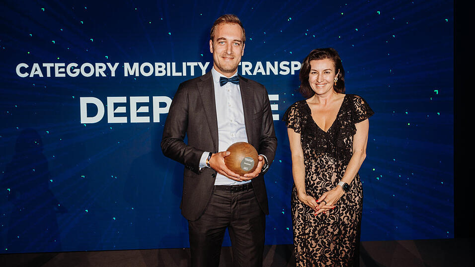 Aus den H&auml;nden von Bundesforschungsministerin Dorothee B&auml;r erhielt der Landshuter Felix P&ouml;rnbacher den Green Award, eine international renommierte Auszeichnung.