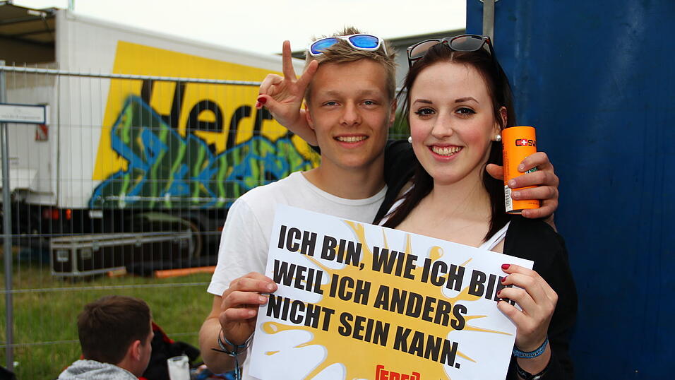 Die Besucher des Pfingst-Open-Airs in Salching sind schon in Feierlaune, aufgenommen von David Voltz am Freitag. Die Besucher des Pfingst-Open-Airs in Salching sind schon in Feierlaune, aufgenommen von David Voltz am Freitag.