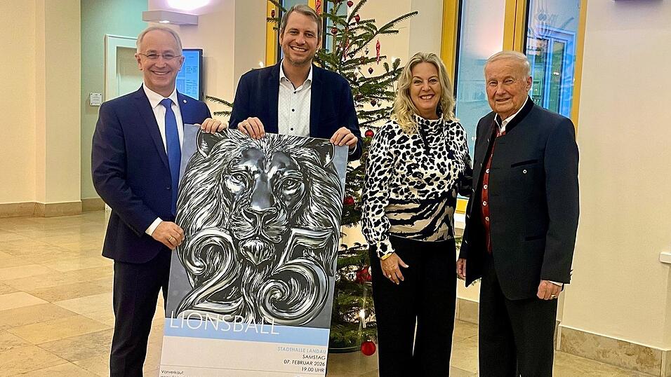 Traditionell wurde auch in diesem Jahr die erste Eintrittskarte feierlich übergeben: Präsident Robert Elsberger (l.) überreichte sie gemeinsam mit den Eheleuten Harlander an Bürgermeister Matthias Kohlmayer (2.v.l.).