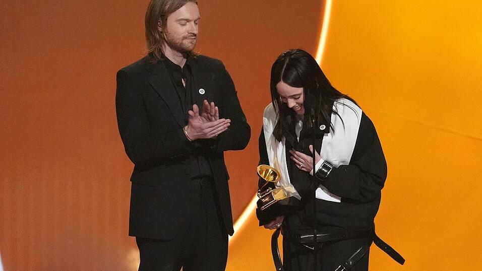Finneas und Billie Eilish nehmen den Preis für den Song des Jahres entgegen. Finneas und Billie Eilish nehmen den Preis für den Song des Jahres entgegen.
