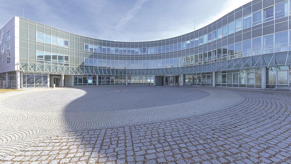 Das Universitätsklinikum Regensburg warnt vor betrügerischen Schockanrufen und gefälschten Bankabbuchungen im Auftrag des UKR. Das Universitätsklinikum Regensburg warnt vor betrügerischen Schockanrufen und gefälschten Bankabbuchungen im Auftrag des UKR.