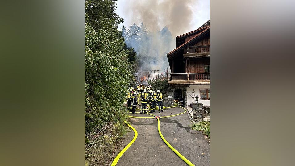 Eine Scheune in Rimbach fing Feuer. 150 Einsatzkräfte waren vor Ort. Eine Scheune in Rimbach fing Feuer. 150 Einsatzkräfte waren vor Ort.