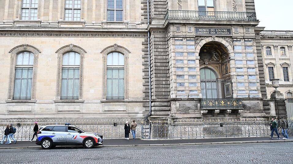 Die Polizei ermittelt weiter am Tatort.