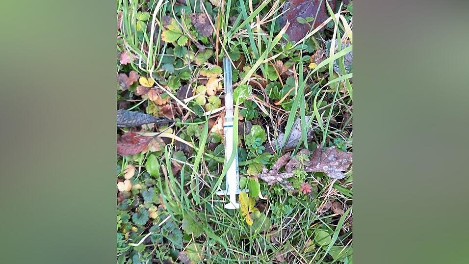 Spritzenfund: Wiederholt hinterlässt ein Unbekannter Drogenutensilien am Spielplatz. Spritzenfund: Wiederholt hinterlässt ein Unbekannter Drogenutensilien am Spielplatz.