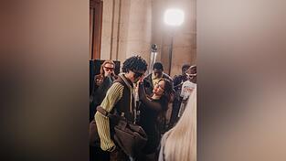 Sophia Schraufstetter (Mitte) hat Topmodels f&uuml;r gro&szlig;e Modeschauen gestylt: Auf der InClover-Fashion-Week und bei einer Off-White-Show in Paris zeigte die Friseurin Anfang des Jahres ihr K&ouml;nnen.